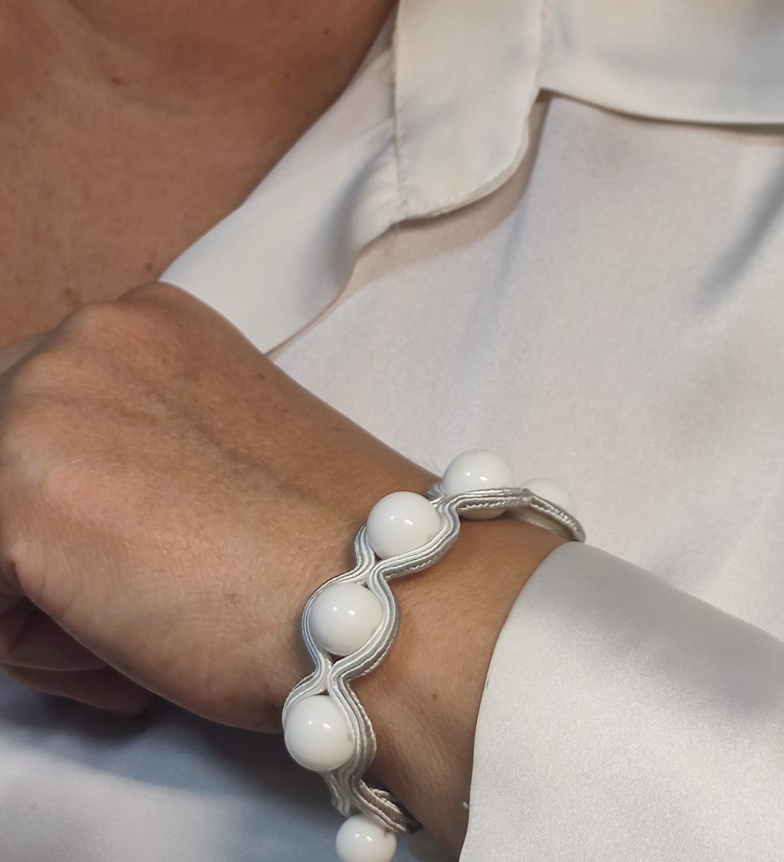 Handmade Italian white agate bracelet with gold embroidered frame – Chic Collection