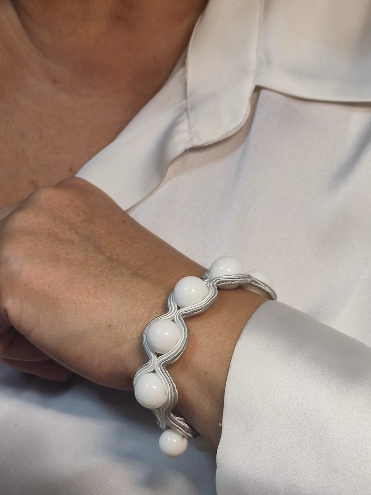 Handmade Italian white agate bracelet with gold embroidered frame – Chic Collection