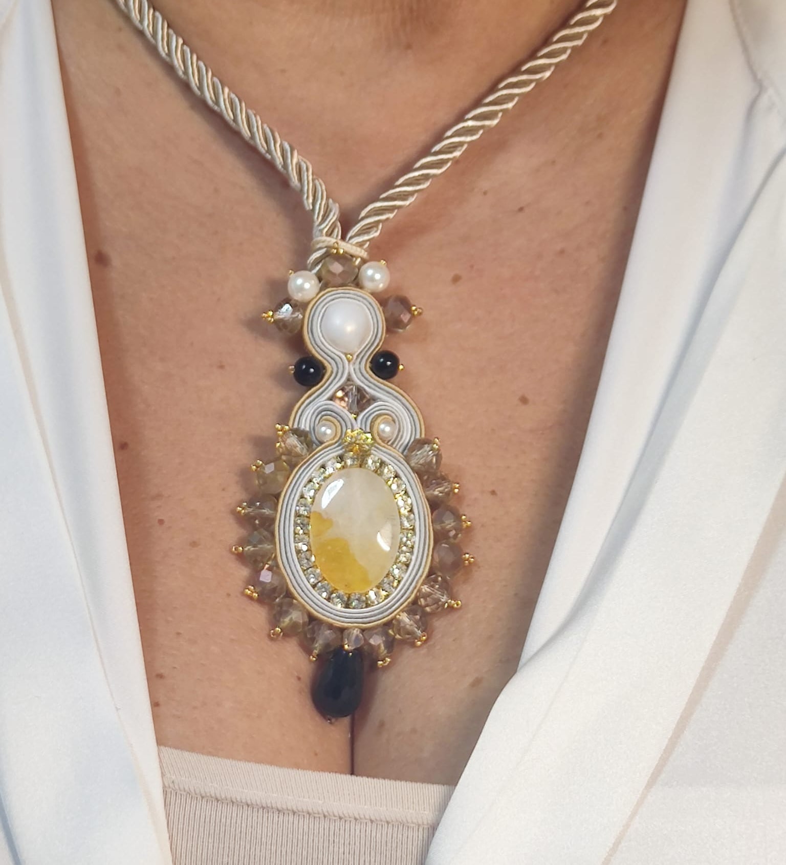 Handmade Italian necklace with yellow quartz cabochon, pearls and black onyx drop – Regina Collection