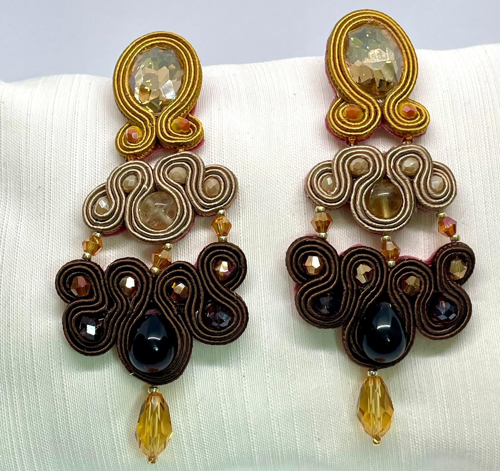 Handmade Italian earrings with golden cabochon and soutache embroidery – Nara Collection