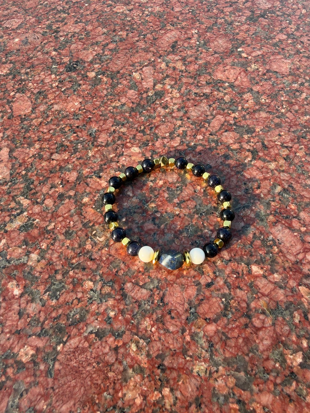 Men’s bracelet with lapis, white agate, sunstone flowers and gold-plated hematite – Sir Luxury