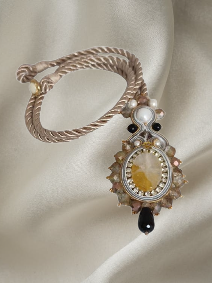 Handmade Italian necklace with yellow quartz cabochon, pearls and black onyx drop – Regina Collection